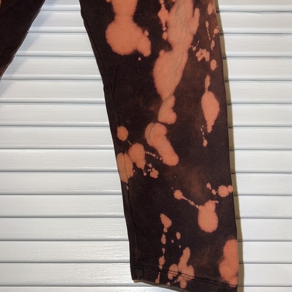 Bleach Dye Capri Leggings - Picture 3 of 6